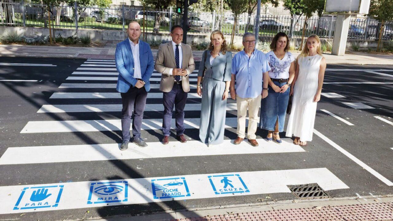 Grupo de personas junto a un paso de peatones con nueva señalización en Salamanca