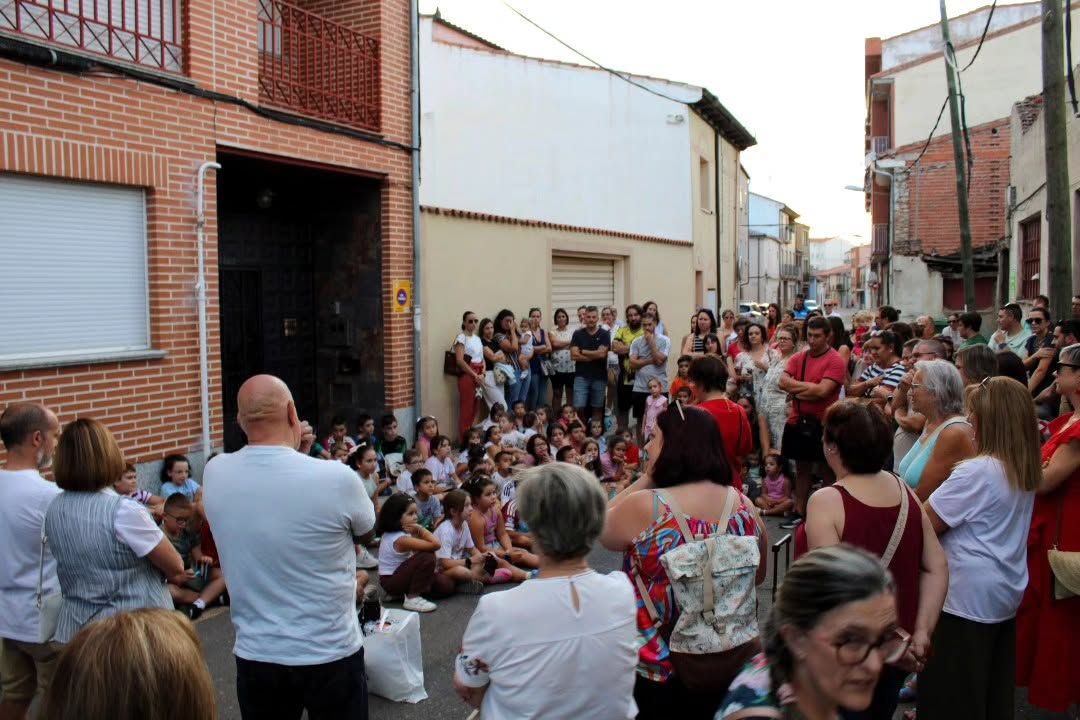 Multitud de personas reunidas en la calle durante un evento cultural