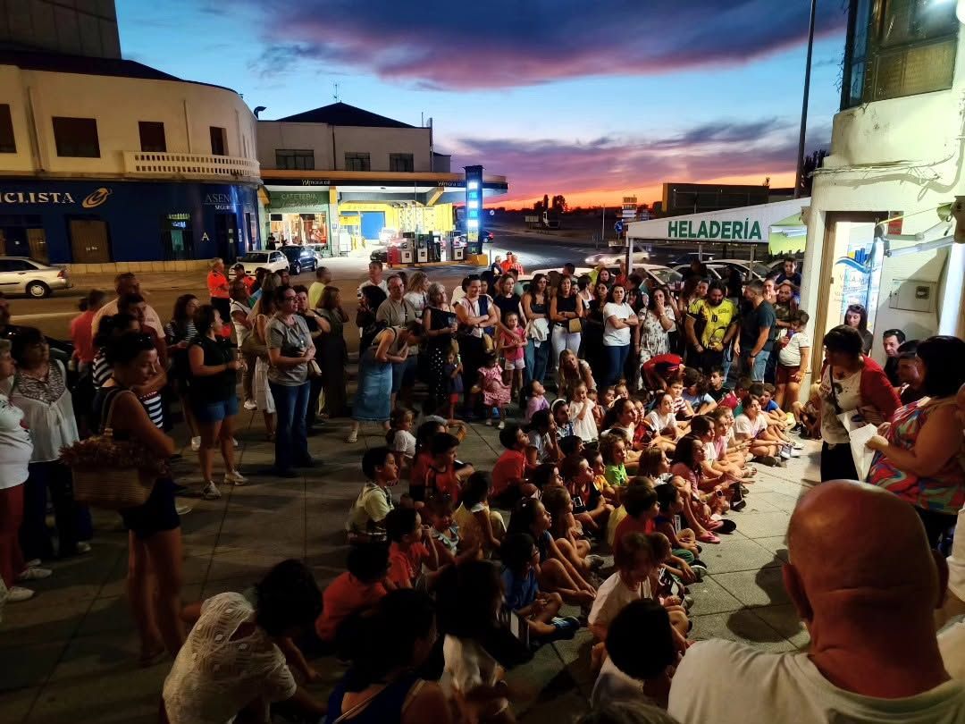 Multitud reunida en Peñaranda disfrutando de un evento familiar al atardecer