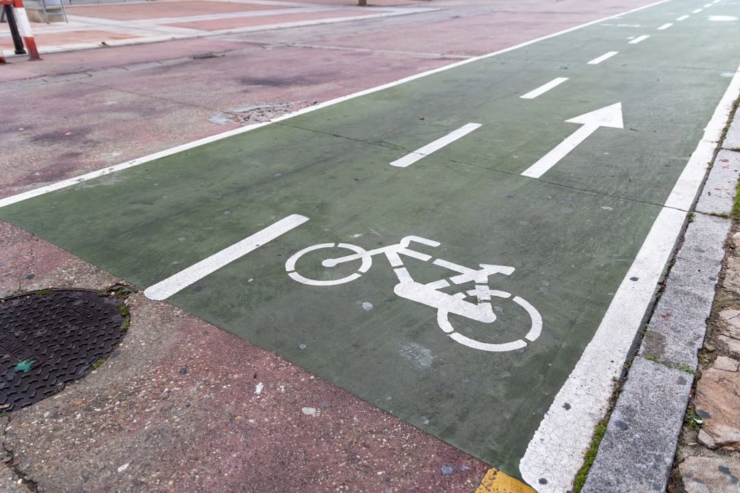 Carril bici en Salamanca con señalización clara para ciclistas