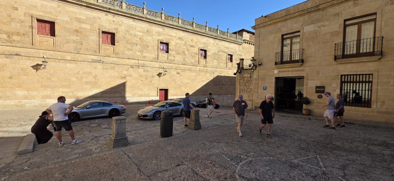 Personas caminando en una plaza con edificios históricos en Salamanca