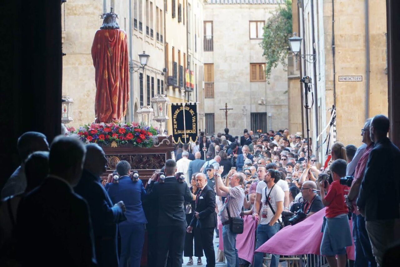Procesión extraordinaria Vía Áurea en las calles de Salamanca con multitud de asistentes.
