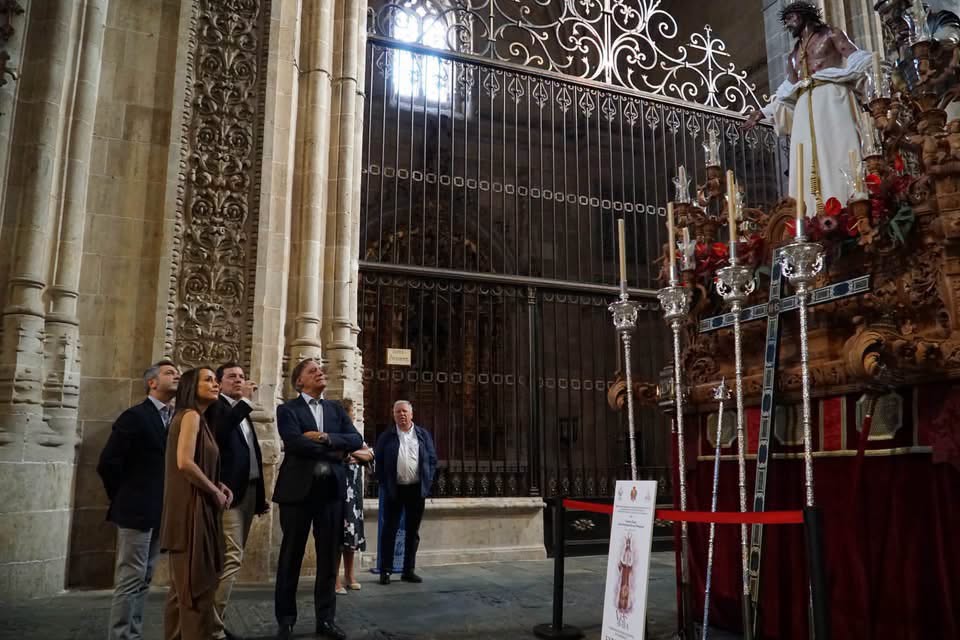 Grupo de personas observando la procesión extraordinaria Vía Áurea en Salamanca