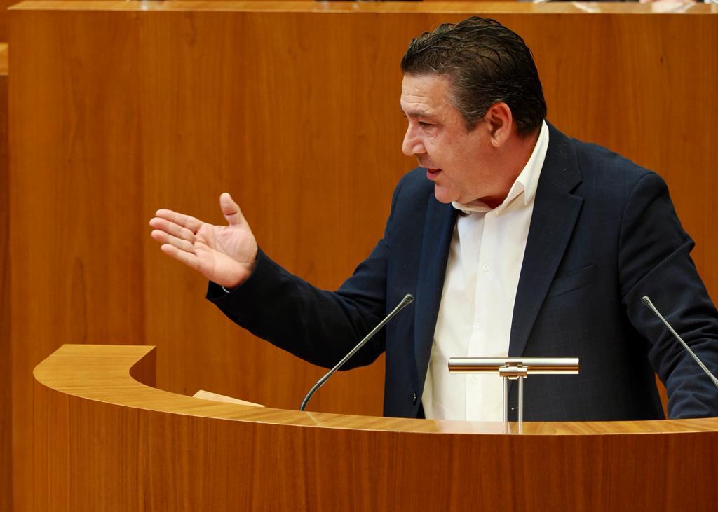 Luis Mariano Santos, procurador de UPL, hablando en el parlamento.