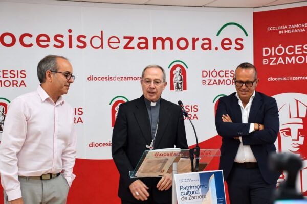 Presentación del programa cultural para mayores en Zamora con tres ponentes.
