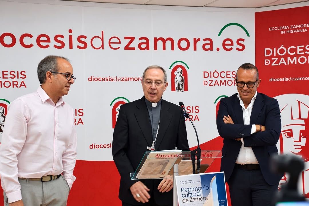Presentación del programa cultural para mayores en Zamora con tres ponentes.