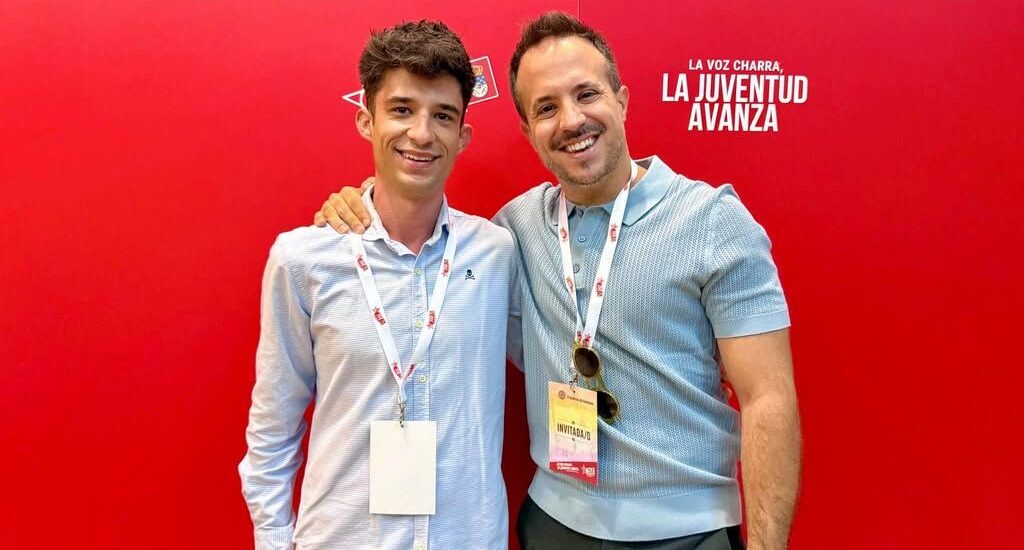 Dos hombres posando en un evento de Juventudes Socialistas en Salamanca