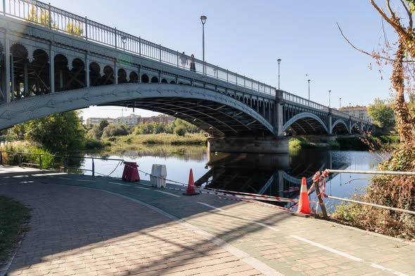Puente sobre el río en Salamanca con vegetación alrededor