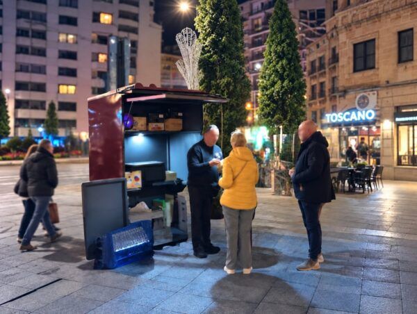 Puestos de castañas asadas en Salamanca durante la noche