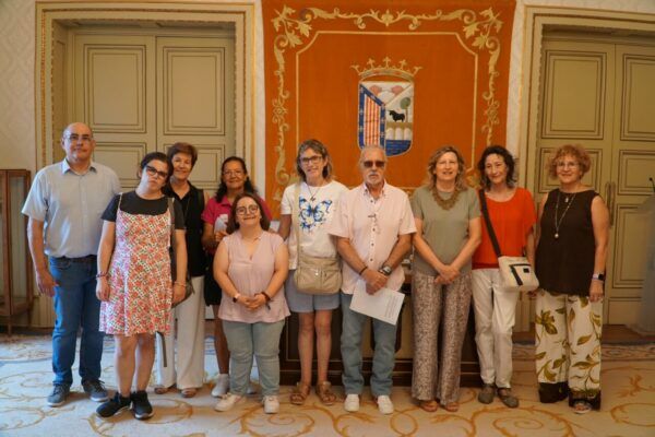 Grupo de personas en la recepción sobre el Síndrome de Turner en Salamanca
