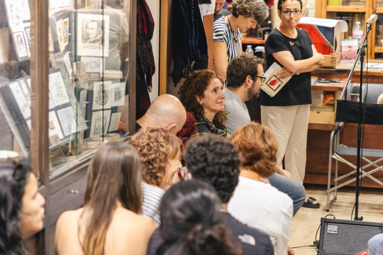 Asistentes al recital poético en La Nave Librería Anticuaria en Salamanca