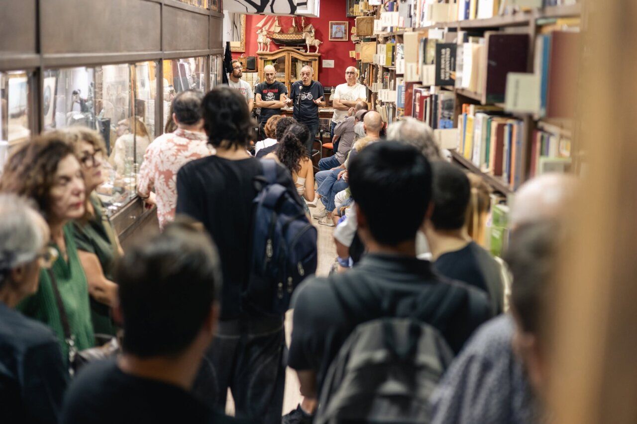 Asistentes al recital poético en La Nave Librería Anticuaria en Salamanca.