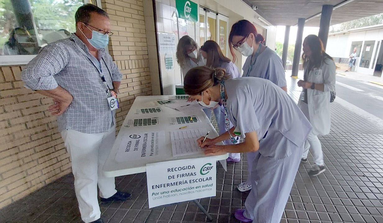Personas firmando para la ley de enfermería escolar en Castilla y León