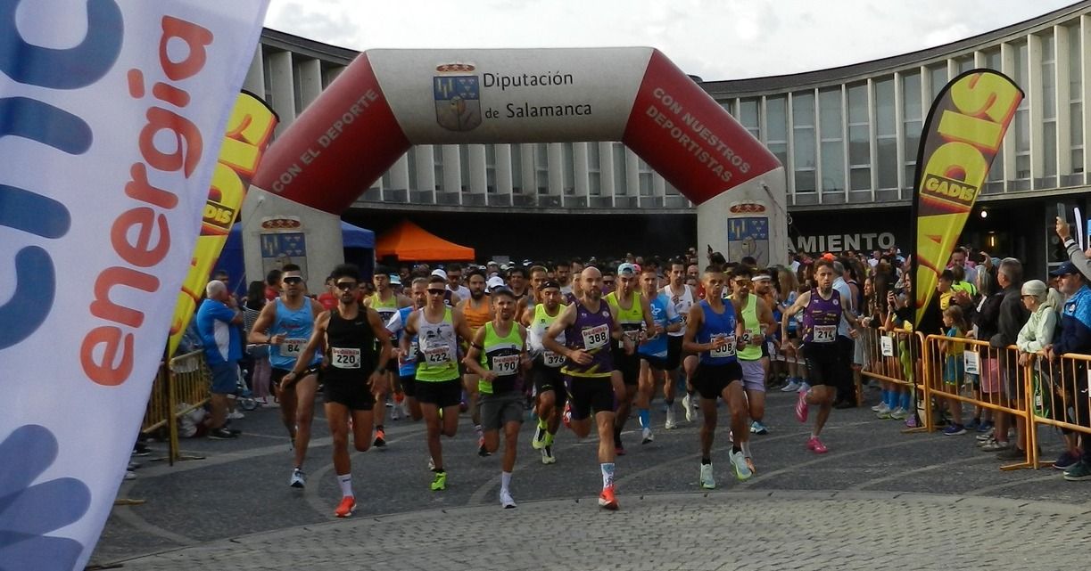 Corredores iniciando la carrera en el 10Km Ciudad de Santa Marta