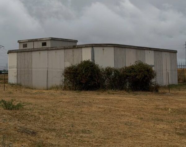 Depósito de agua de Las Canteras en Villamayor bajo un cielo nublado