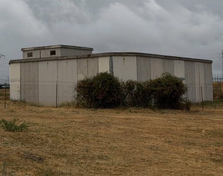 Depósito de agua de Las Canteras en Villamayor bajo un cielo nublado