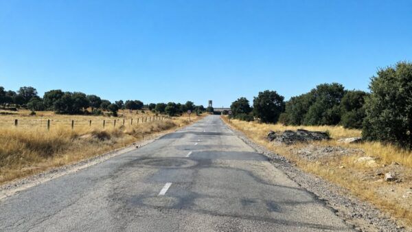 Carretera SA-305 entre Ledesma y Zamora con baches visibles