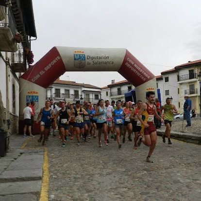 Corredores iniciando la VIII Carrera de Media Montaña en Candelario
