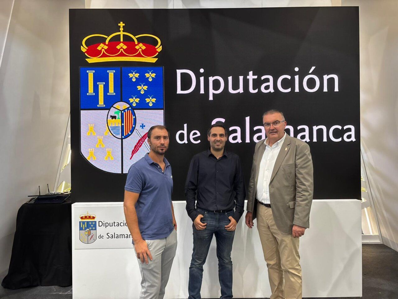 Tres representantes de UPL en el stand de la Diputación de Salamanca