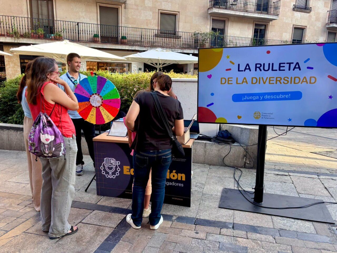 Personas participando en la Ruleta de la Diversidad en Salamanca