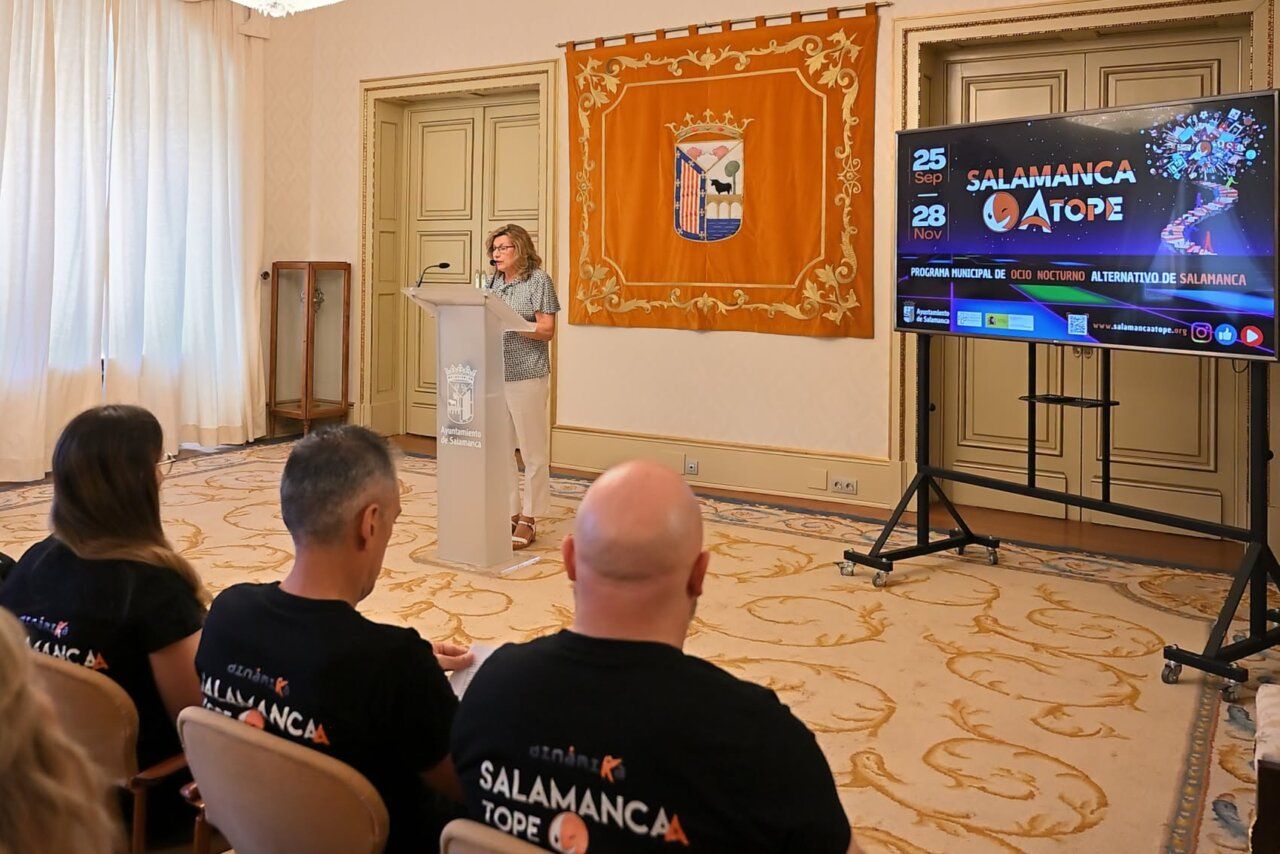 Presentación del evento Salamanca a Tope en un salón con decoración elegante