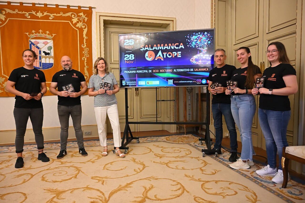 Presentación del programa Salamanca a Tope con participantes y pantallas informativas