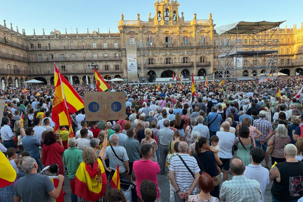 Concentración multitudinaria en la Plaza Mayor de Salamanca con banderas
