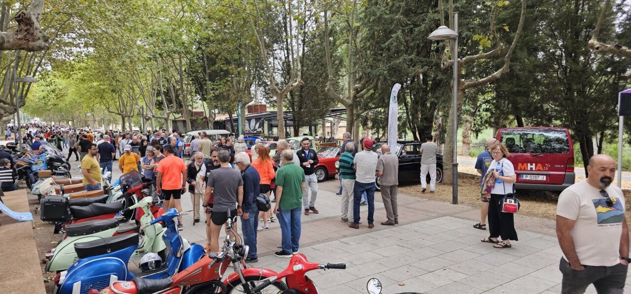 Multitud de personas en un evento de vehículos clásicos en Salamanca