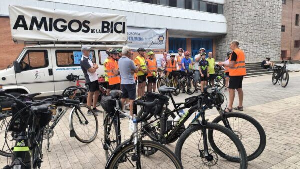 Grupo de ciclistas en el Día de la Bici en Salamanca