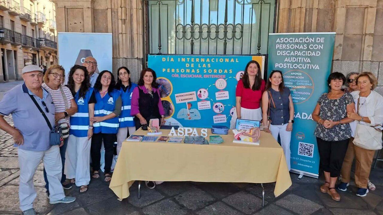 Grupo de personas en Salamanca durante el Día Internacional de las Personas Sordas