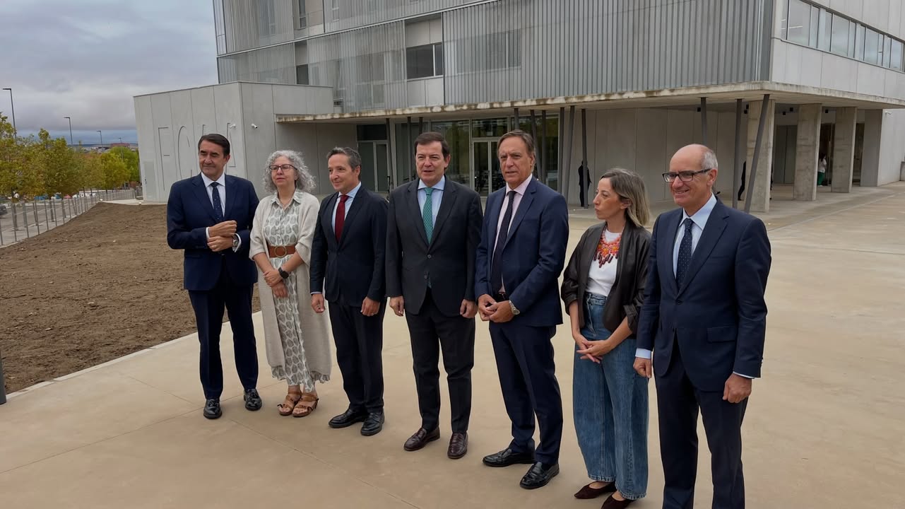 Inauguración de nuevo espacio educativo en la Universidad de Salamanca con autoridades presentes