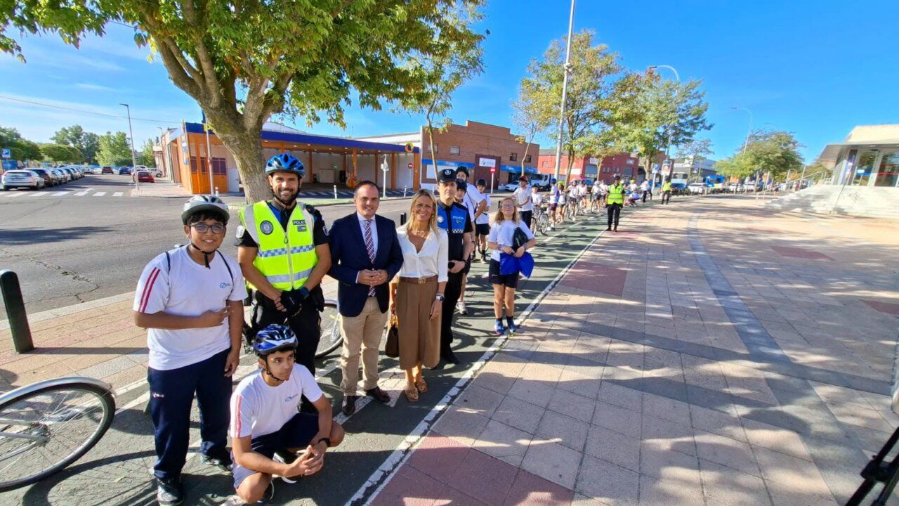 Inauguración de un parque de educación vial en Salamanca con niños y policías.