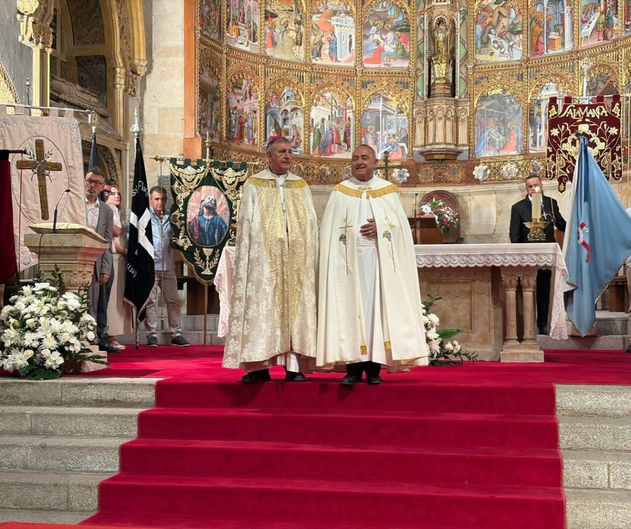 Sacerdotes en la ofrenda floral a la Virgen de la Vega en Salamanca