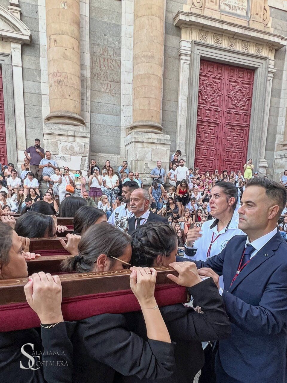 Participantes de la procesión Vía Áurea en Salamanca con un gran público detrás.