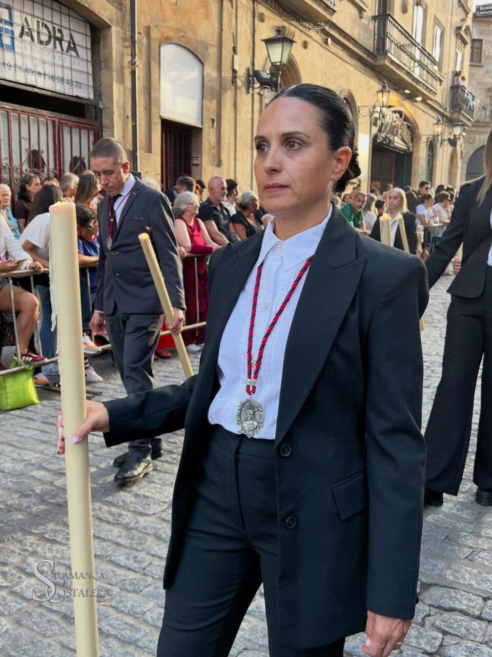 Participante de la procesión Vía Áurea en Salamanca con vela en mano