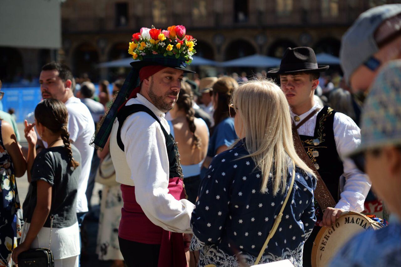 Personas con trajes tradicionales en el Día del Tamborilero en Salamanca