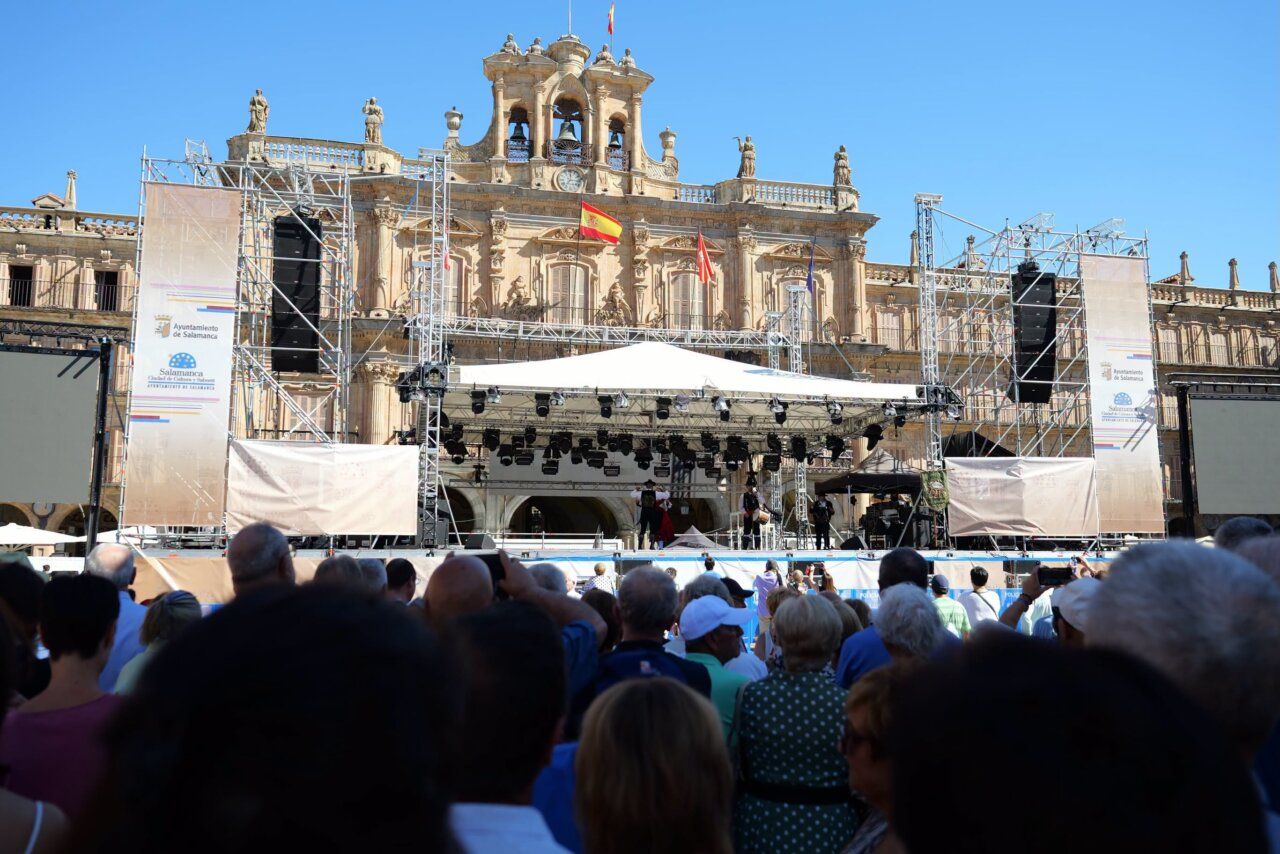 Actuación en Salamanca con tamboriles y flautas tradicionales