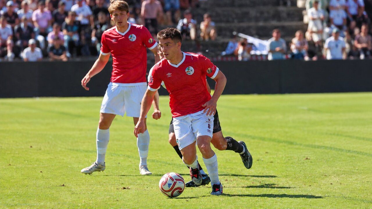 Jugadores del Salamanca UDS en un partido de fútbol contra el Conquense