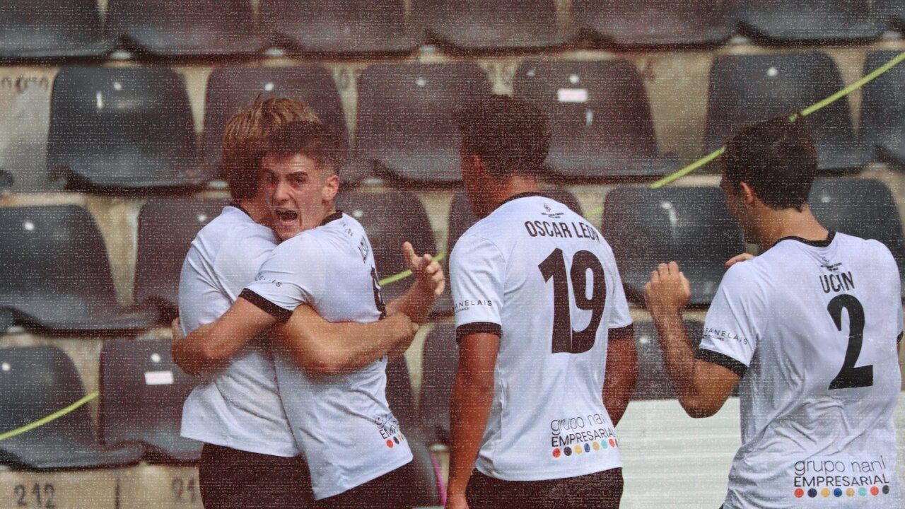Jugadores del Salamanca UDS celebrando un gol en el estadio Helmántico