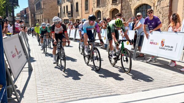 Ciclistas compitiendo en la Vuelta Ciclista en Salamanca