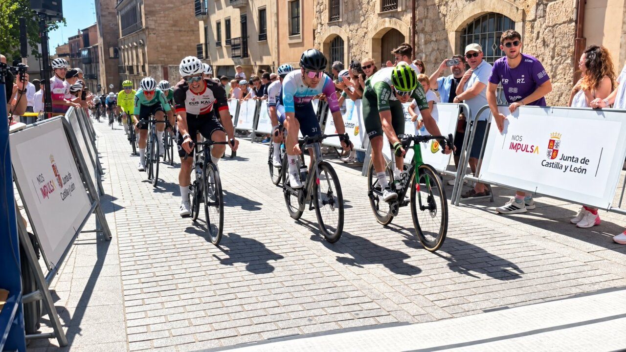 Ciclistas compitiendo en la Vuelta Ciclista en Salamanca