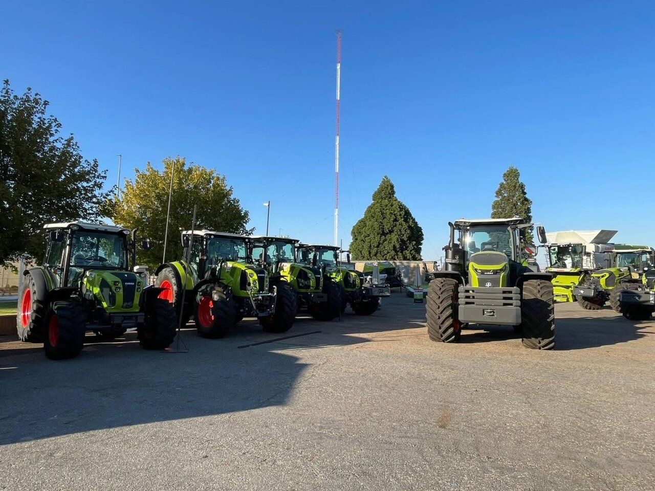 Tractores alineados en el recinto ferial de Salamaq 2026