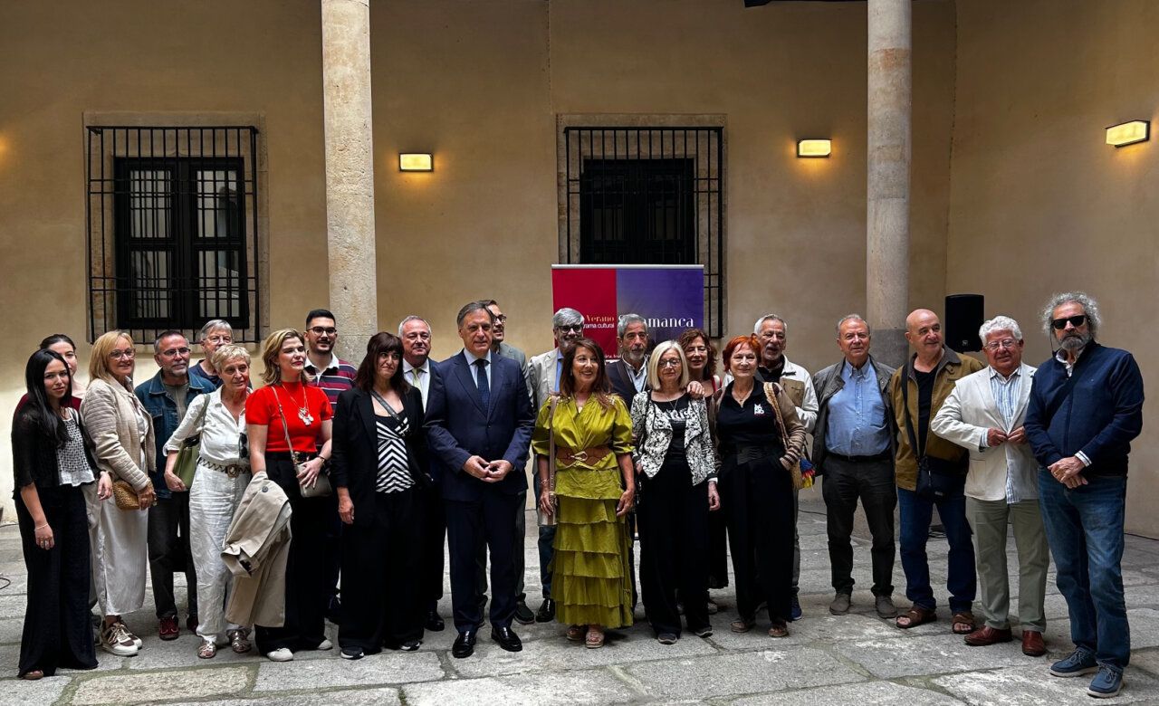 Grupo de personas en un evento sobre apoyo a mujeres y familias afectadas por el Síndrome de Turner.