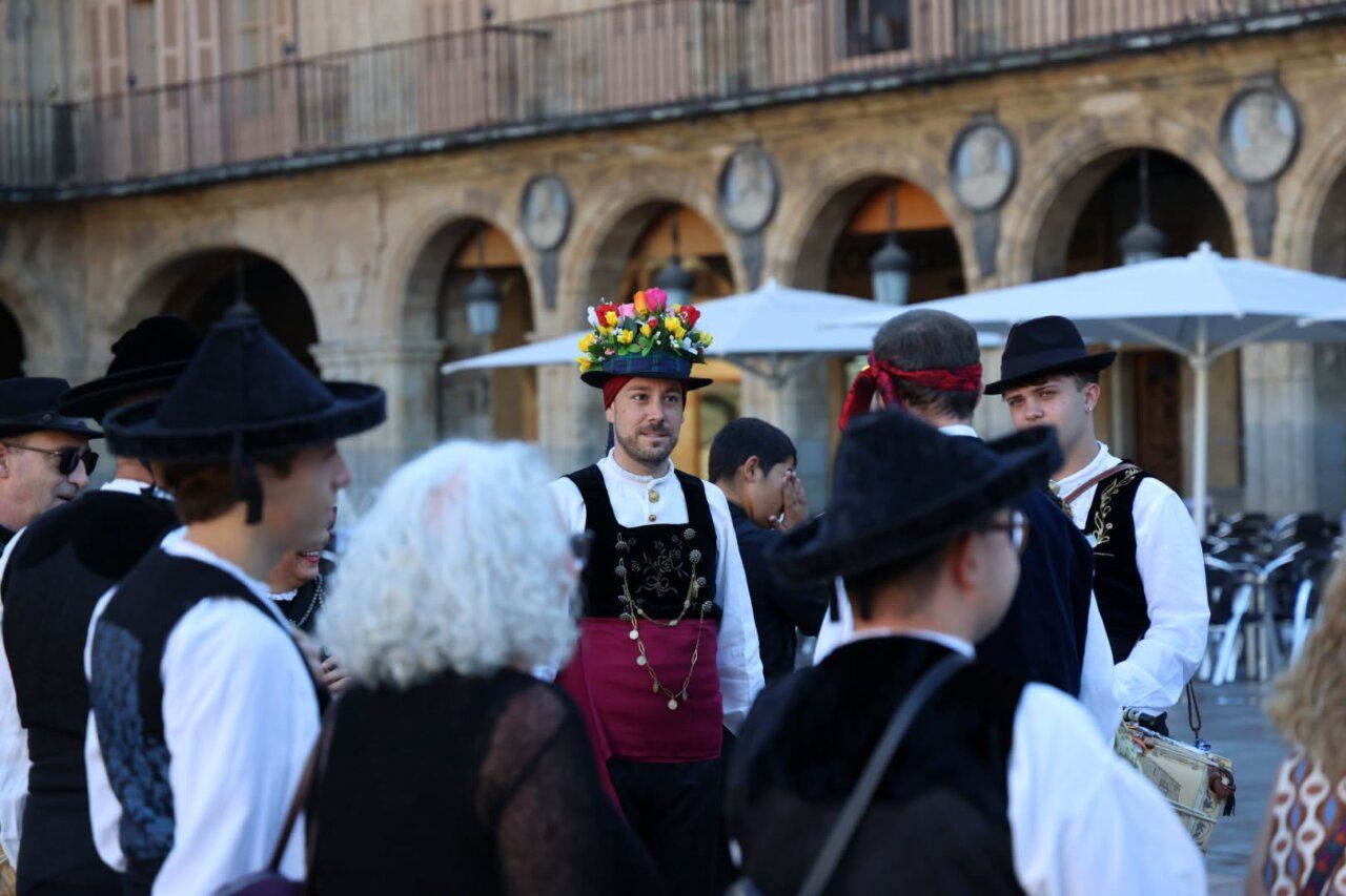 Grupo de personas en trajes tradicionales en Salamanca