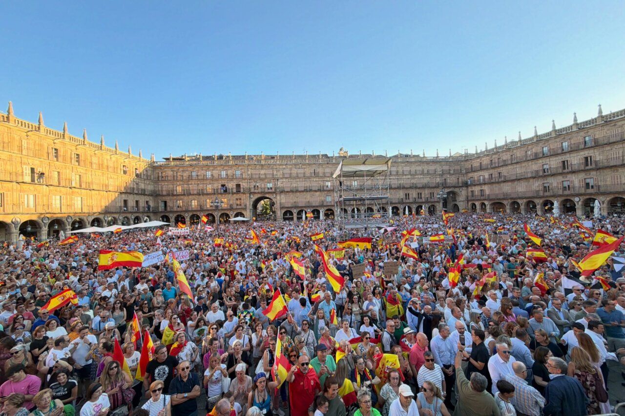 Concentración multitudinaria en la Plaza Mayor de Salamanca con banderas españolas