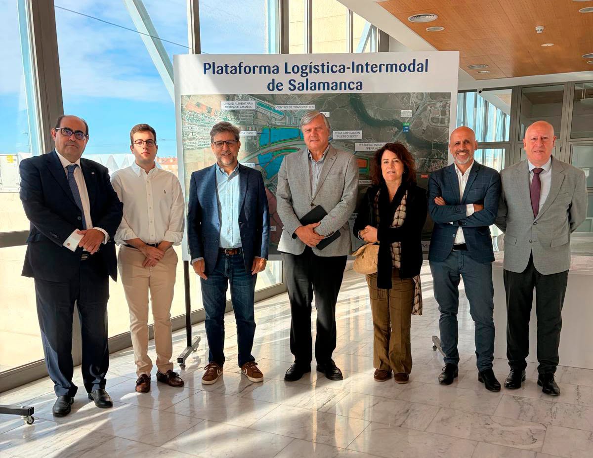 Grupo de personas en la Plataforma Logística Intermodal de Salamanca