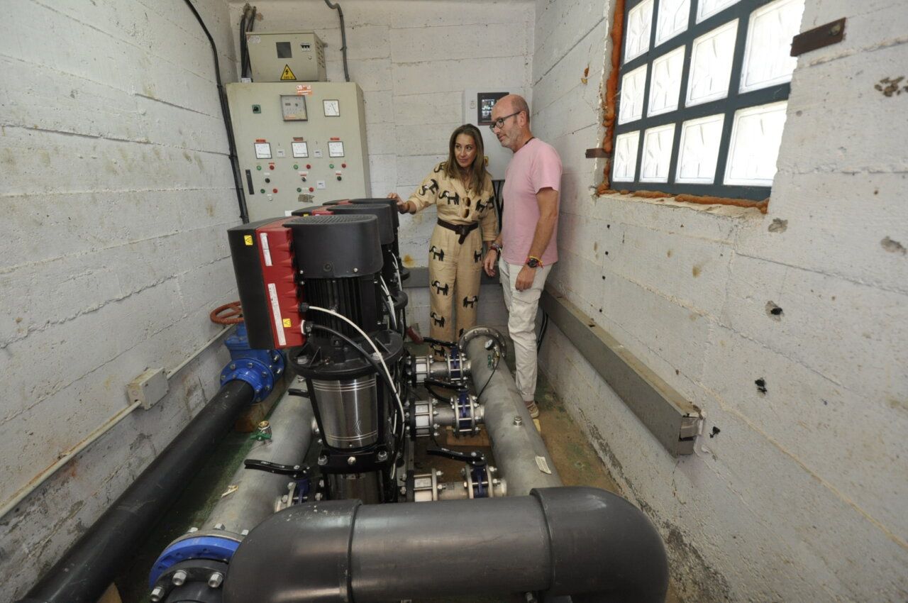 Sistema de bombeo de agua en Santa Marta de Tormes con dos personas observando