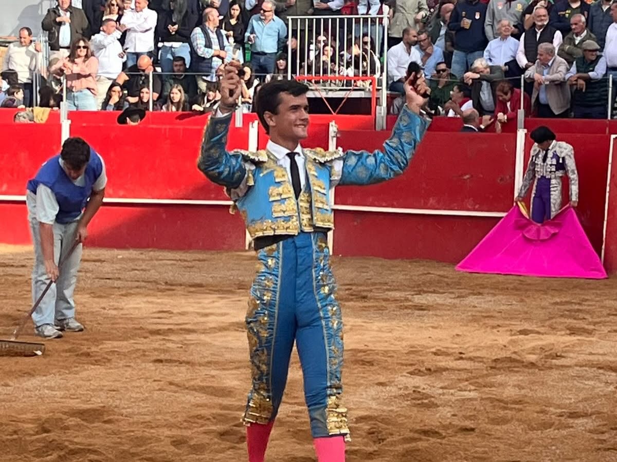 Joven torero celebrando tras una actuación en la plaza de toros.