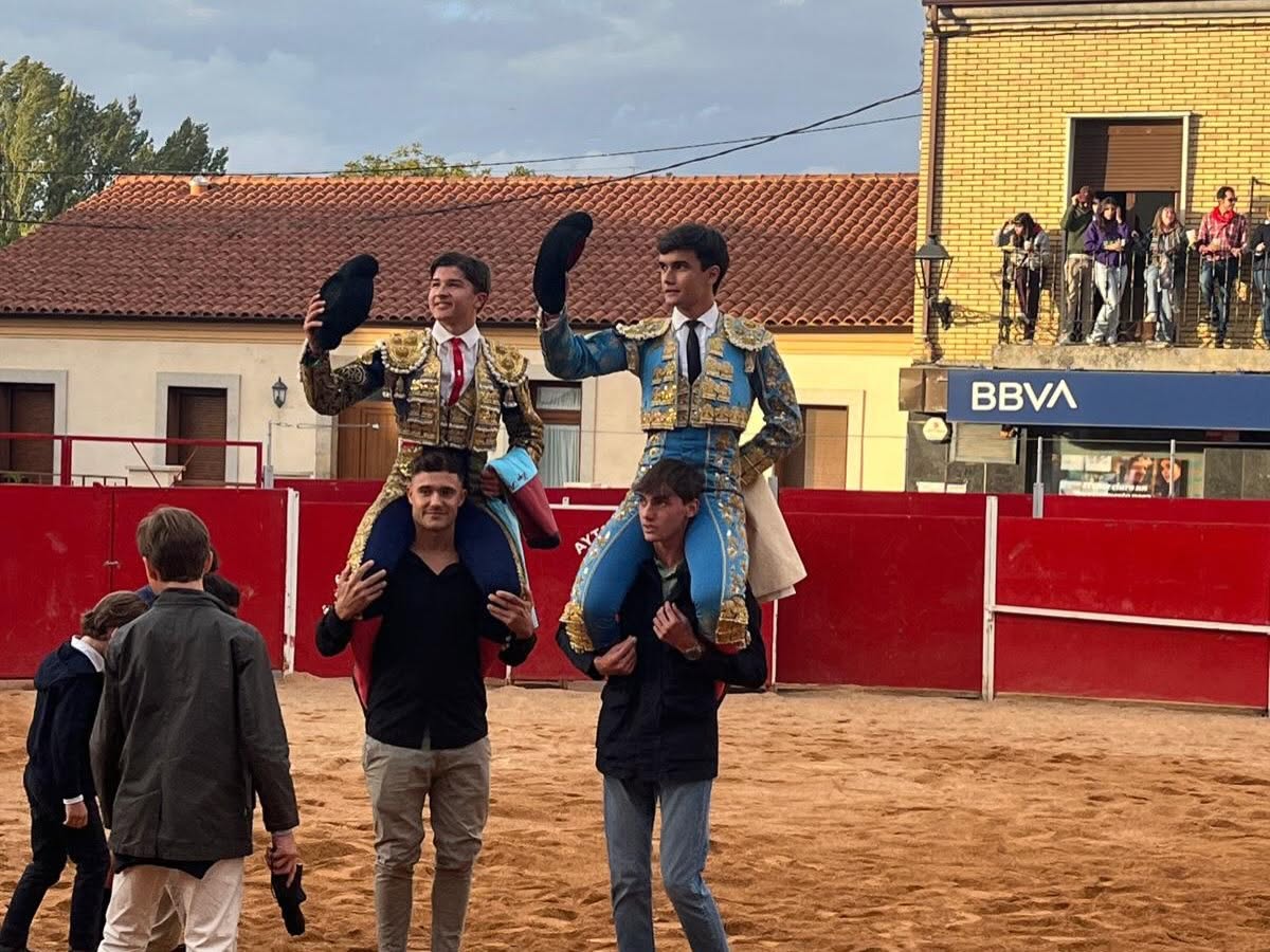 Dos jóvenes toreros celebrando tras una actuación en Tamames