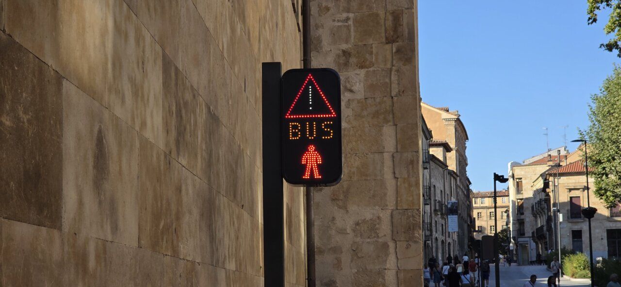 Señal de tráfico iluminada que indica la parada de autobús en Salamanca